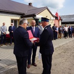 Grzegorz Gardocki i Waldemar Remfeld wręczją naczelnikowi OSP Rydzewo okolicznościowy grawerton