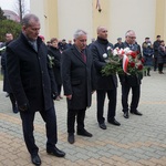 9 Złożenie kwiatów pod Krzyżem Solidarności.jpg