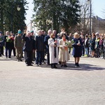 c. Delegacje składające wiązanki pod Pomnikiem Sybiraków w Jedwabnem.jpg