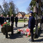 f. Złożenie wiązanki pod Pomnikiem Sybiraka przez Staroste Grajewskiego.jpg