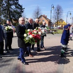 b. Waldemar Remfeld wśród delegacji składających wiązanki.jpg