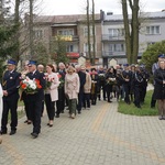 6. Delegacje składające kwiaty pod Krzyżem Solidarności.jpg