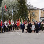 9a. Delegacje gotowe do składania kwiatów pod Pomnikiem Niepodległości..jpg