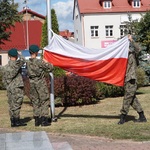 3. Wciąganie flagi na maszt podczas hymnu.jpg