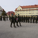 6. żołnierze nisący flagę Polski.jpg