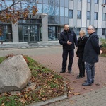 5. Od lewej mł. insp. Adam Brodowski, dr Bożena Koszel-Pleskaczuk i Waldemar Remfeld.jpg