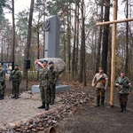 2c. Warta przy pomniku- 2BZ z Giżycka i grajewscy Strzelcy, warta przy krzyżu- Grupa Rekonstrukcji Historycznej z Grajewa..jpg