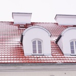 8a. Nowy dach -tył budynku.jpg