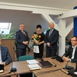 2. Przedstawiciel Powiatu Grajewskiego składają podziękowania Dyrektor Powiatowego Urzędu Pracy w Grajewie.jpg