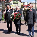 6. Składanie kwiatów pod pomnikiem na Placu Niepodległości w Grajewie.jpg