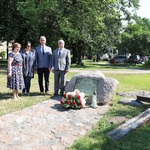 Złożenie wiązanek pod pomnikiem upamiętniającym deportacje ludności lokalnej na Sybir w czerwcu 1941 r..jpg