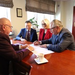 1. Podpisanie aktu  notarialnego sprzedaży dworca PKP  w Grajewie.jpg